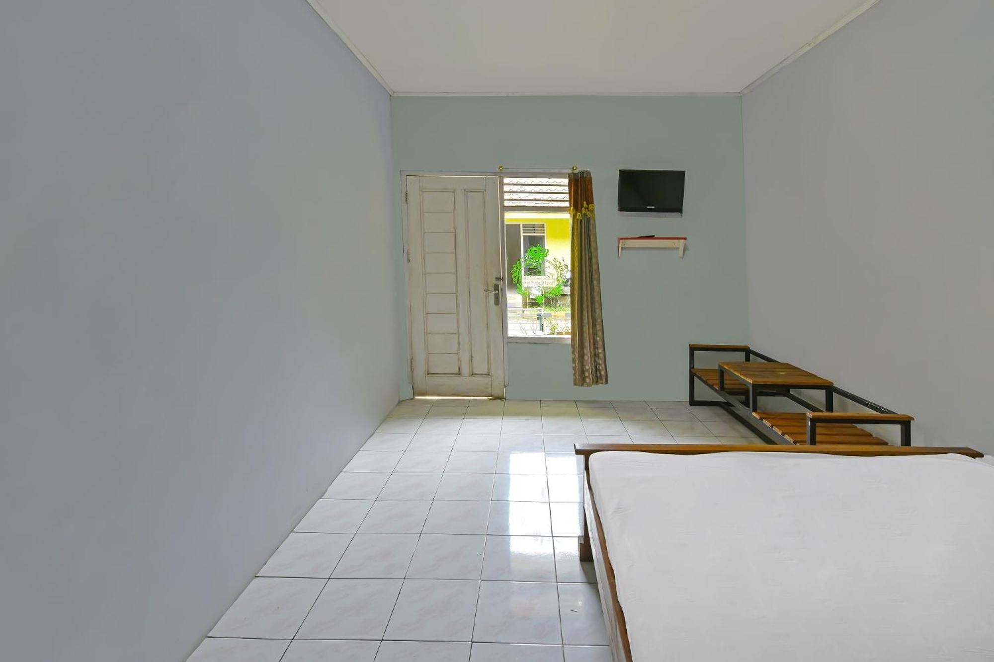 Spot On 91905 Hotel Cipto Arum Cilacap Luaran gambar